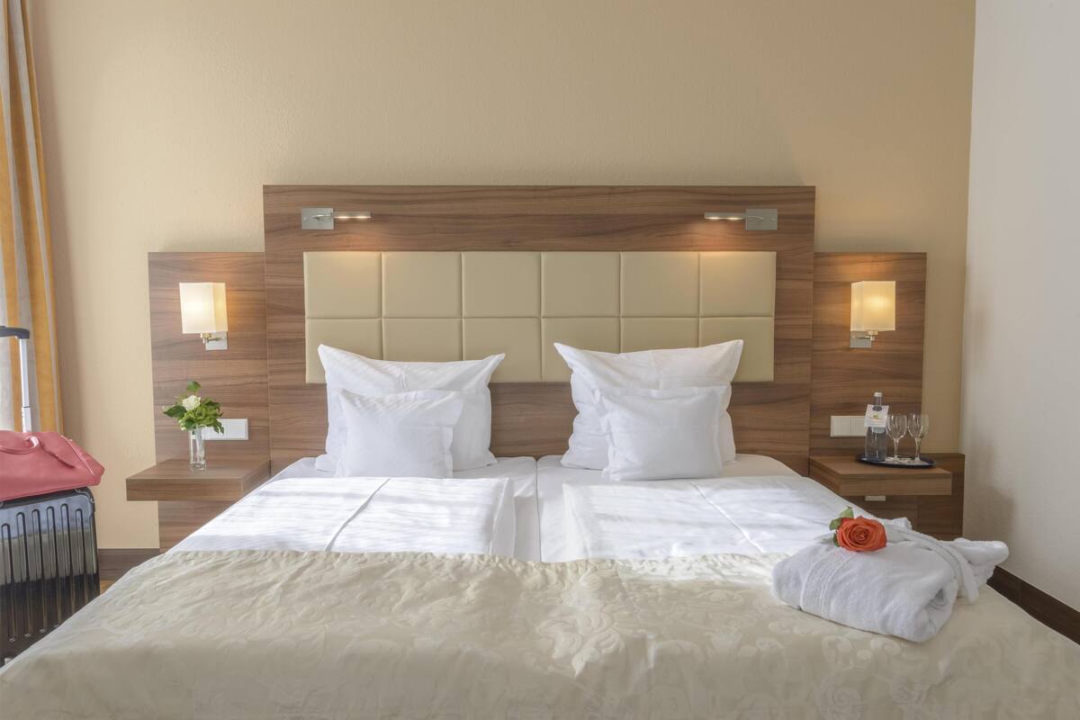 Standard Room, 1 Katil Kelamin (Double) (Converts to 2 Twin Beds) | Peralatan tempat tidur hipoalergenik, peti besi dalam bilik 