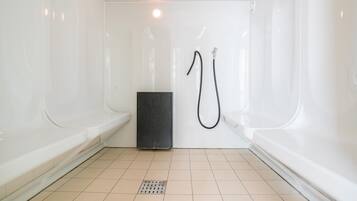 Un bagno con doccia, servizi igienici e scarico.