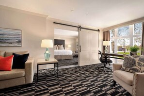 Luxury-Suite, 1 Schlafzimmer, Nichtraucher (Stair Access Only) | Allergikerbettwaren, Schreibtisch, Verdunkelungsvorhänge