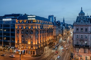 A hotel with a prominent sign 'ASTORIA' and 'LOFT ASTORIA' on the building.