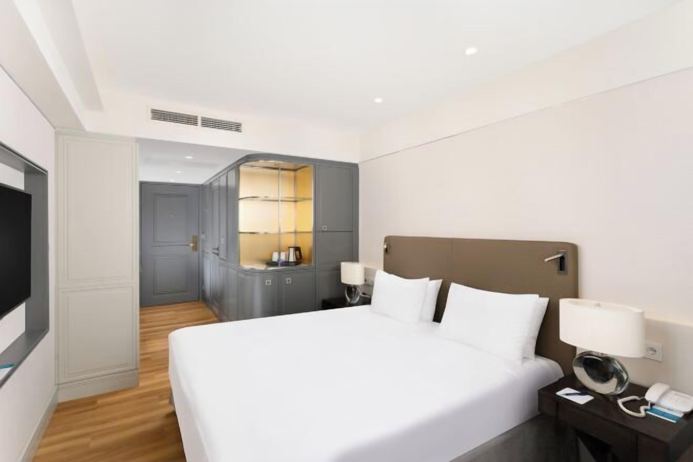 Ropa de cama hipoalergénica, caja fuerte, escritorio