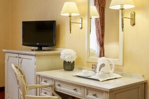 Ropa de cama hipoalergénica y caja de seguridad en la habitación 