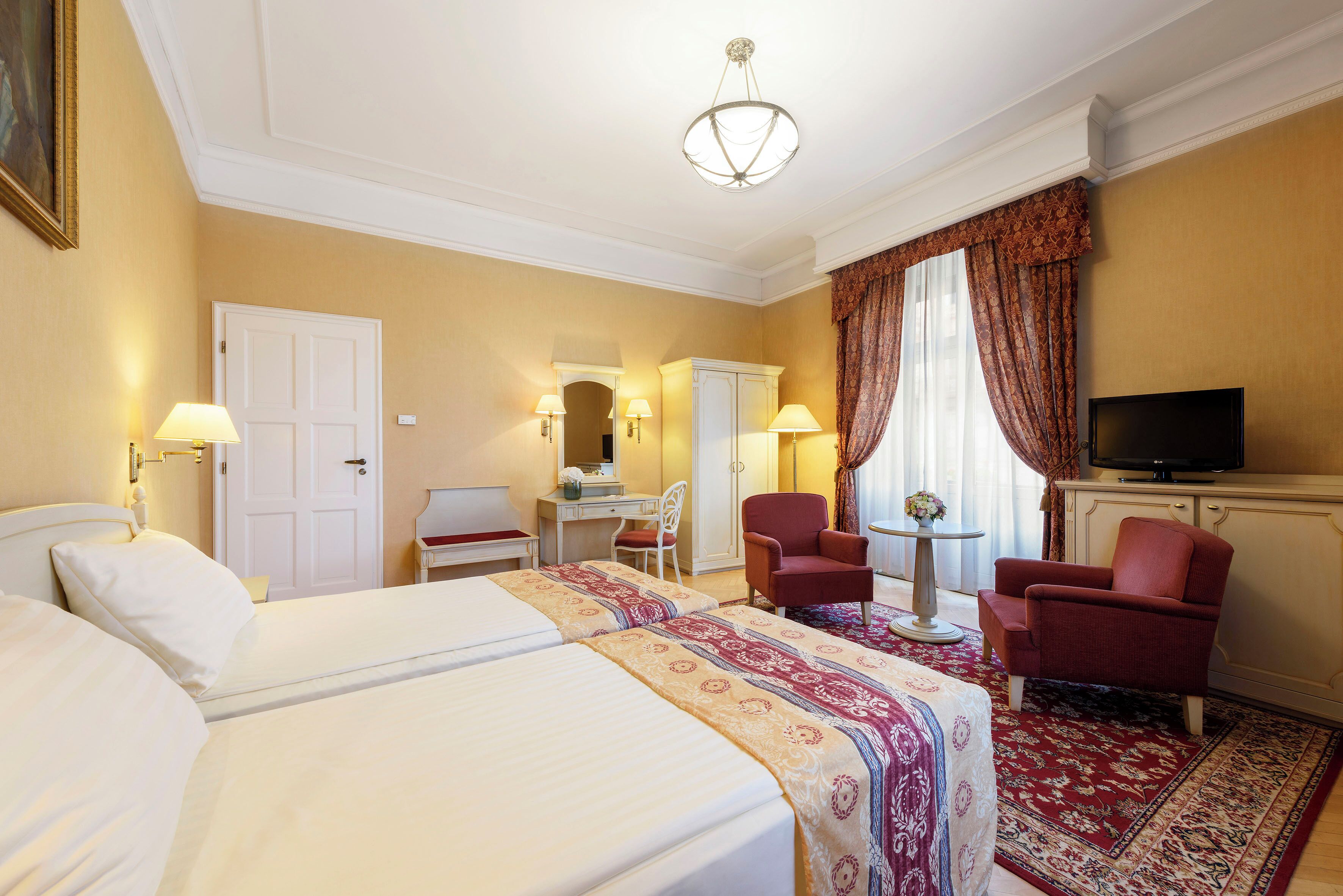 Hypo-allergenic bedding, in-room safe, desk, laptop workspace