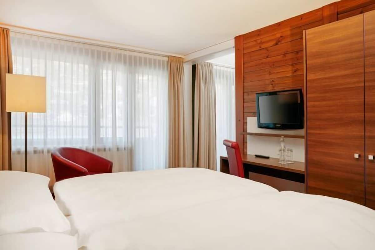 1 Schlafzimmer, Zimmersafe, Schreibtisch, laptopgeeigneter Arbeitsplatz