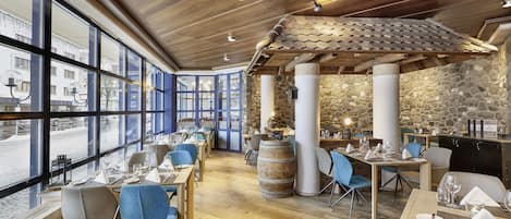 2 restaurantes, se sirven desayunos, cenas y cocina internacional