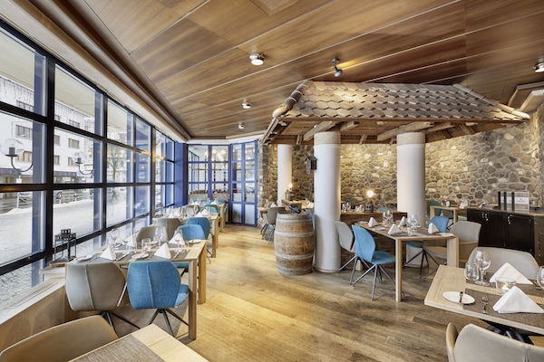 2 restaurants, spécialités Cuisine internationale