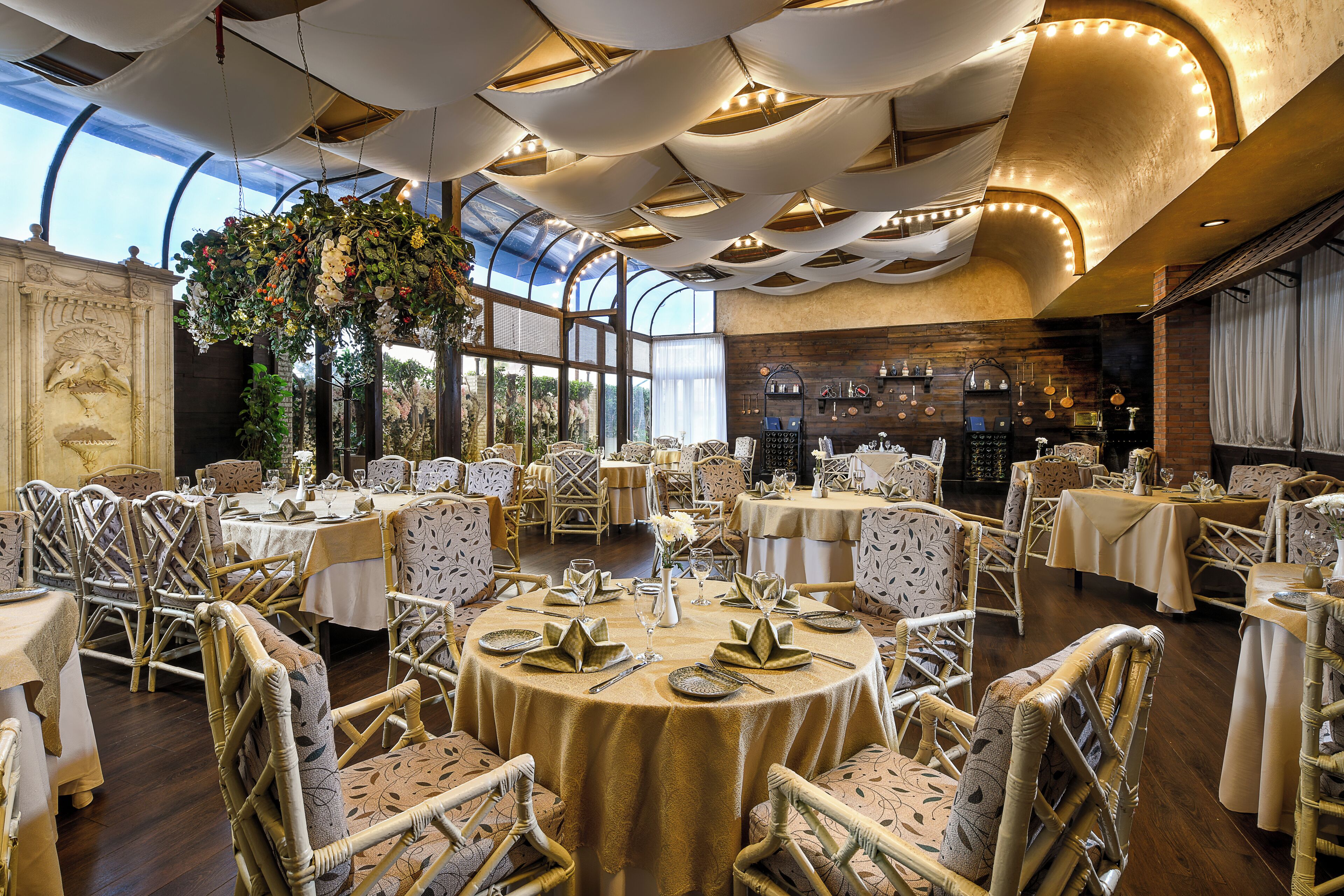 5 restaurants; breakfast, lunch and dinner served 
