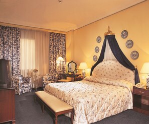A hotel room with a large bed, a bench, a desk, a chair, and a television. - Sonesta Hotel Tower & Casino Cairo (Cairo)