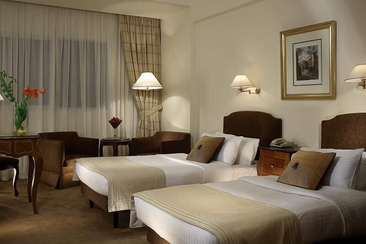 Superior Queen or Twin | Nệm Select Comfort, minibar, két bảo mật tại phòng, bàn