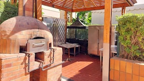 An outdoor kitchen area with a brick oven, a grill, and a covered seating area. - Sonesta Hotel Tower & Casino Cairo (Cairo)