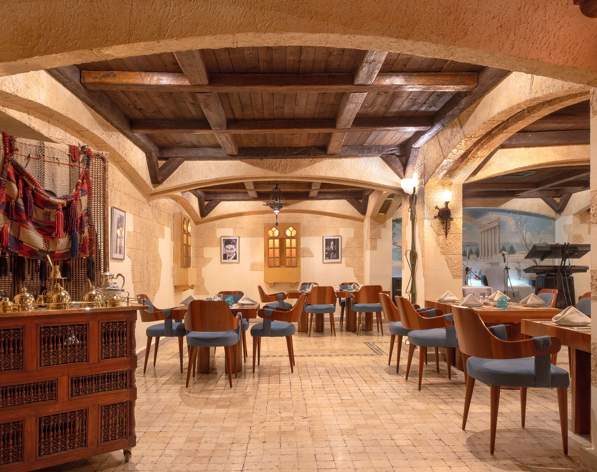 5 restaurants; breakfast, lunch and dinner served 