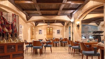 5 restaurants; breakfast, lunch and dinner served