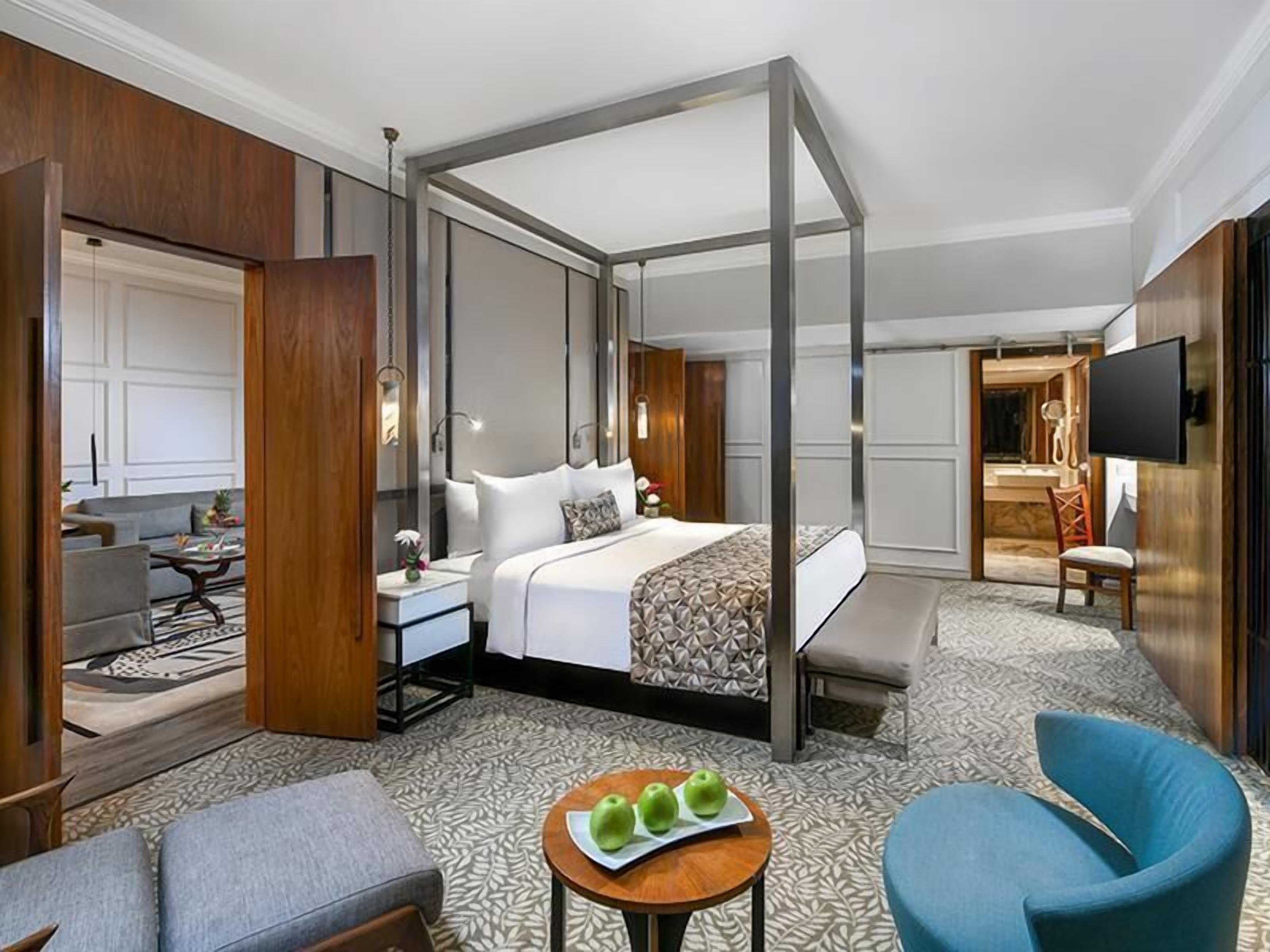 Deluxe Suite | Select Comfort beds, minibar, in-room safe, desk