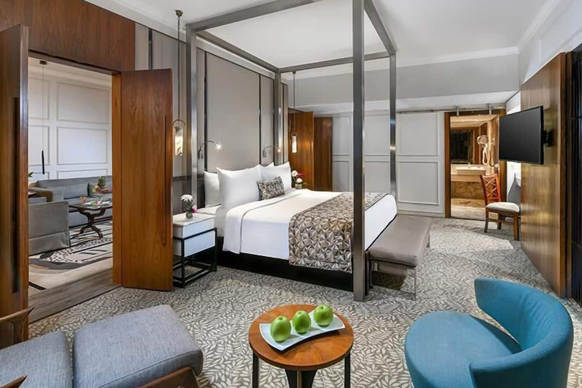 Phòng Suite Deluxe | Nệm Select Comfort, minibar, két bảo mật tại phòng, bàn