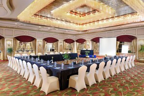 A conference room with a long table, white chairs, and a projector screen. - Sonesta Hotel, Tower & Casino - Cairo (Cairo)