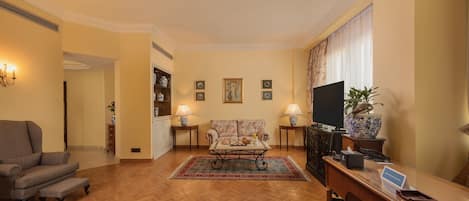 Royal Suite | Living area | 43-inch LCD TV with satellite channels, TV