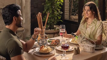 5 restaurants; breakfast, lunch and dinner served