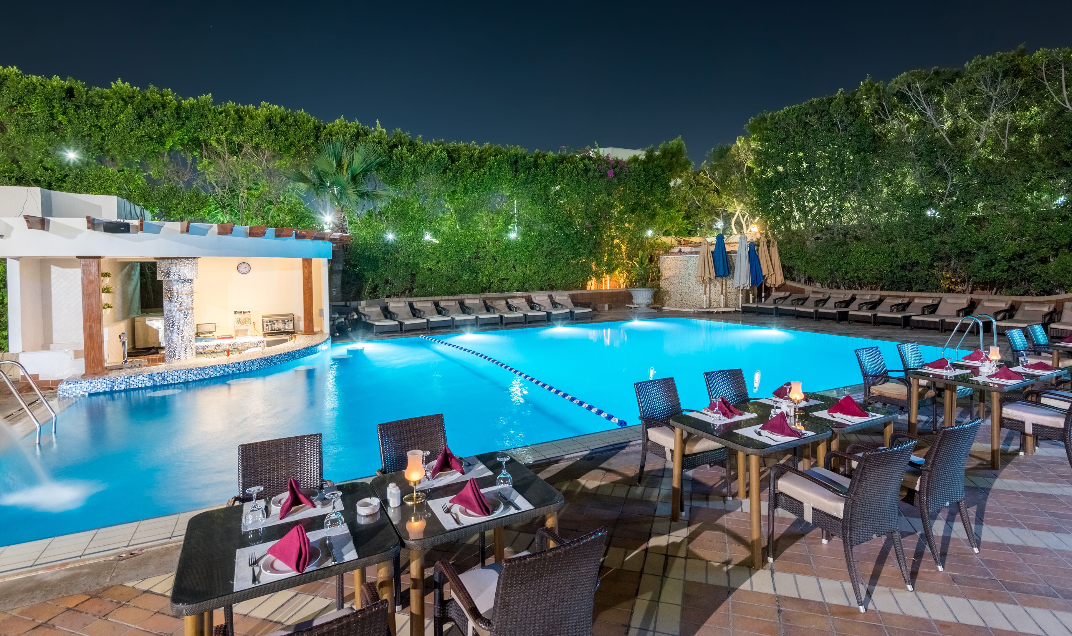 5 restaurants; breakfast, lunch and dinner served 