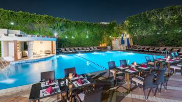 5 restaurants; breakfast, lunch and dinner served