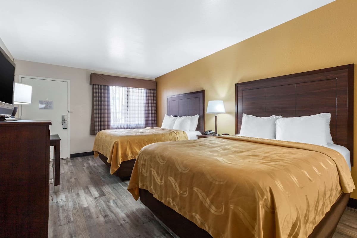 Premium bedding, down duvets, desk, blackout curtains