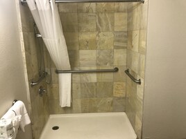 Habitación estándar, 1 cama de matrimonio grande, no fumadores (Roll-In Shower) | Baño | Ducha y bañera combinadas y artículos de higiene personal gratuitos