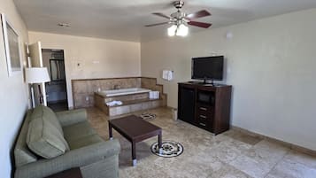 Suite, 1 cama King size, para no fumadores, hidromasaje | Ropa de cama de alta calidad, edredón, escritorio y cortinas blackout