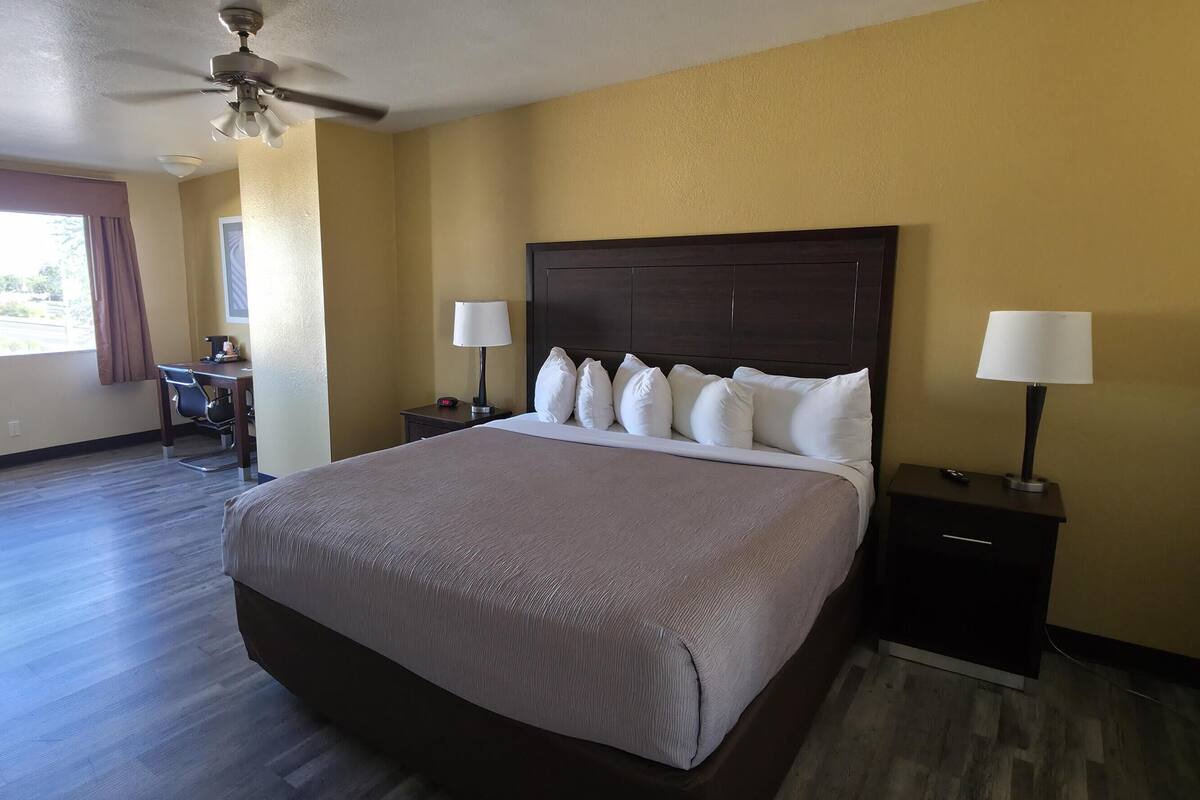 Suite, 1 King Bed, Non Smoking, Hot Tub | Premium bedding, down comforters, desk, blackout drapes