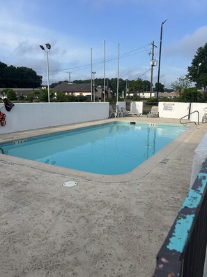 Una piscina al aire libre de temporada