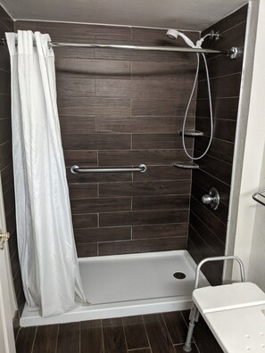 Room, 1 King Bed, Non Smoking | Bathroom | Combined shower/tub, free toiletries, hair dryer, towels - Key West Inn - Roanoke (Roanoke)