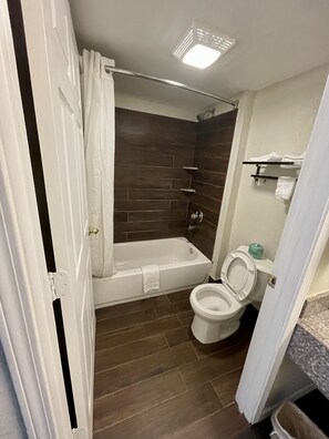 Combined shower/bathtub, free toiletries, hair dryer, towels