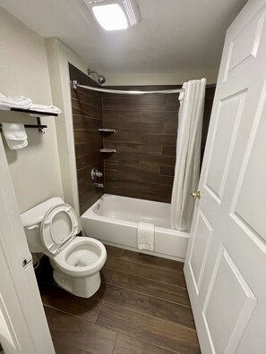 Combined shower/tub, free toiletries, hair dryer, towels
