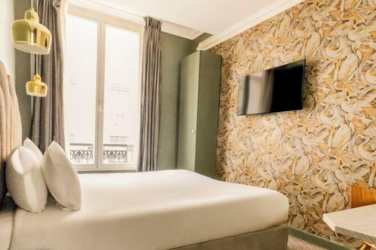 Een kluis op de kamer, een bureau, geluiddichte muren