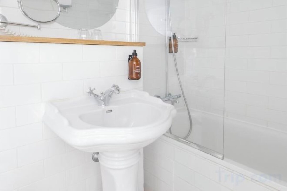 Badkamer | Gratis toiletartikelen, een haardroger, handdoeken