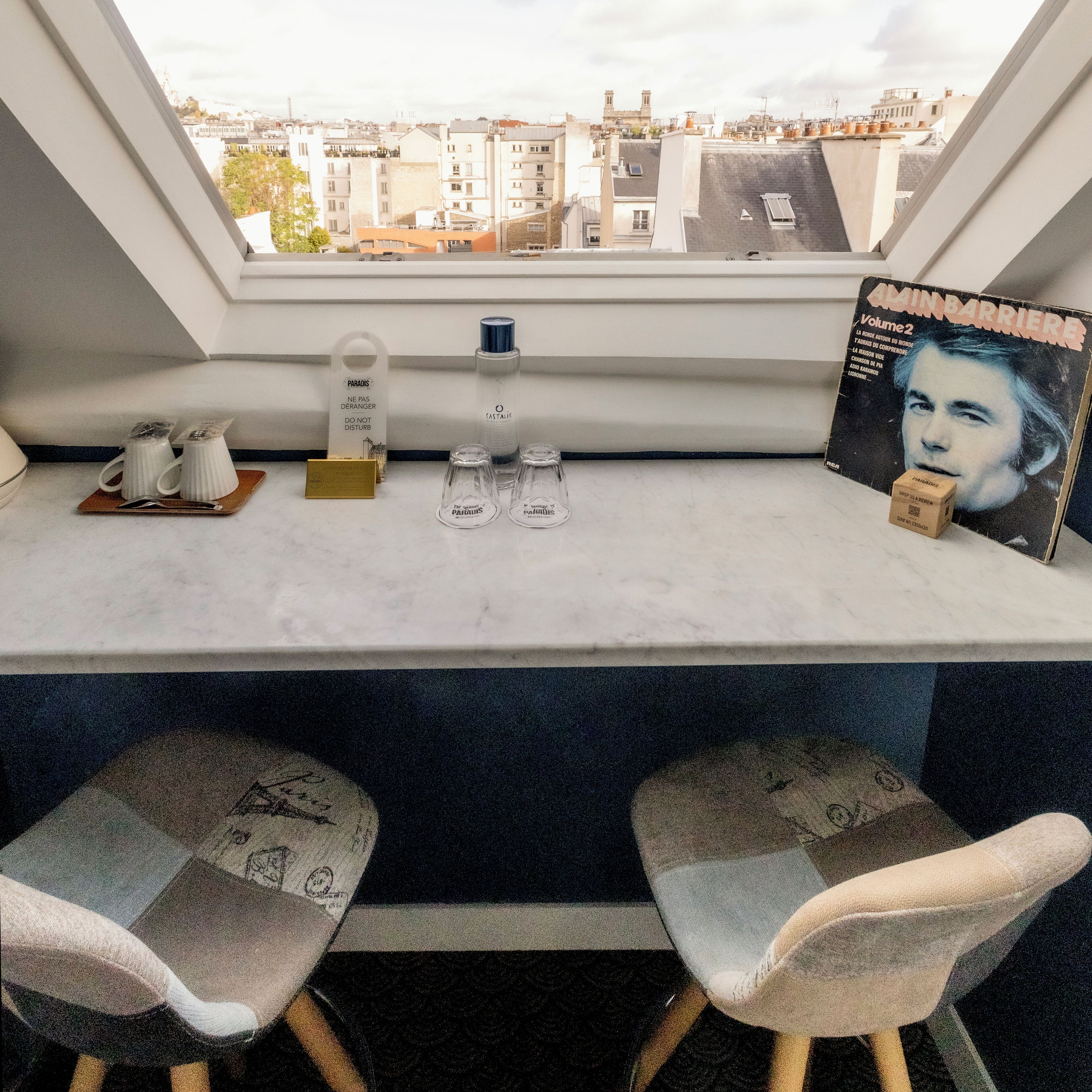 Chambre sous les toits - Vue Sacré Coeur | Safe på rommet, individuelt dekorert, individuelt innredet og skrivebord