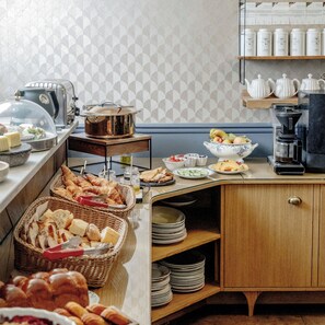 Desayuno continental (EUR 18 por persona) 
