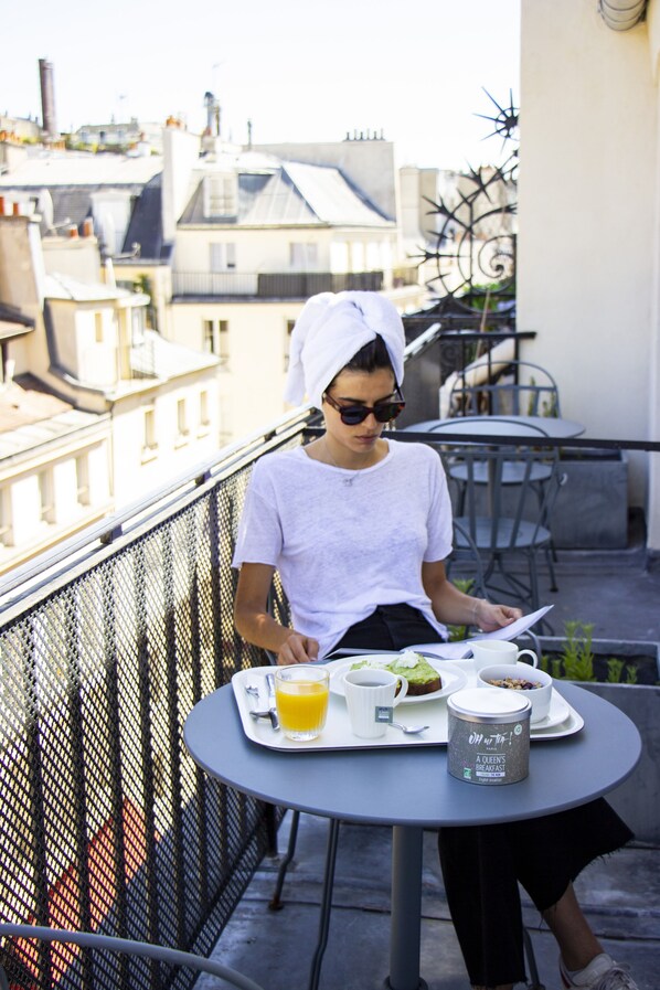 Room service – dining - Hotel Paradis (Paris)