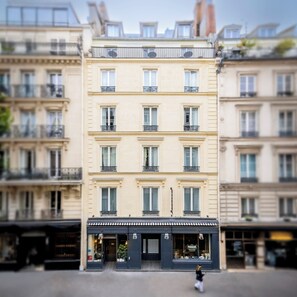 Vista frontal de la propiedad