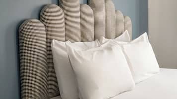 Quarto casal superior | Cofres nos quartos, individualmente decorados