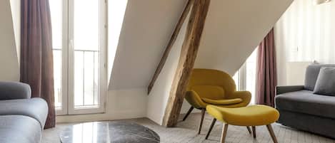 Suite Junior - Vue Sacré Coeur | In-room safe, individually decorated, individually furnished, desk