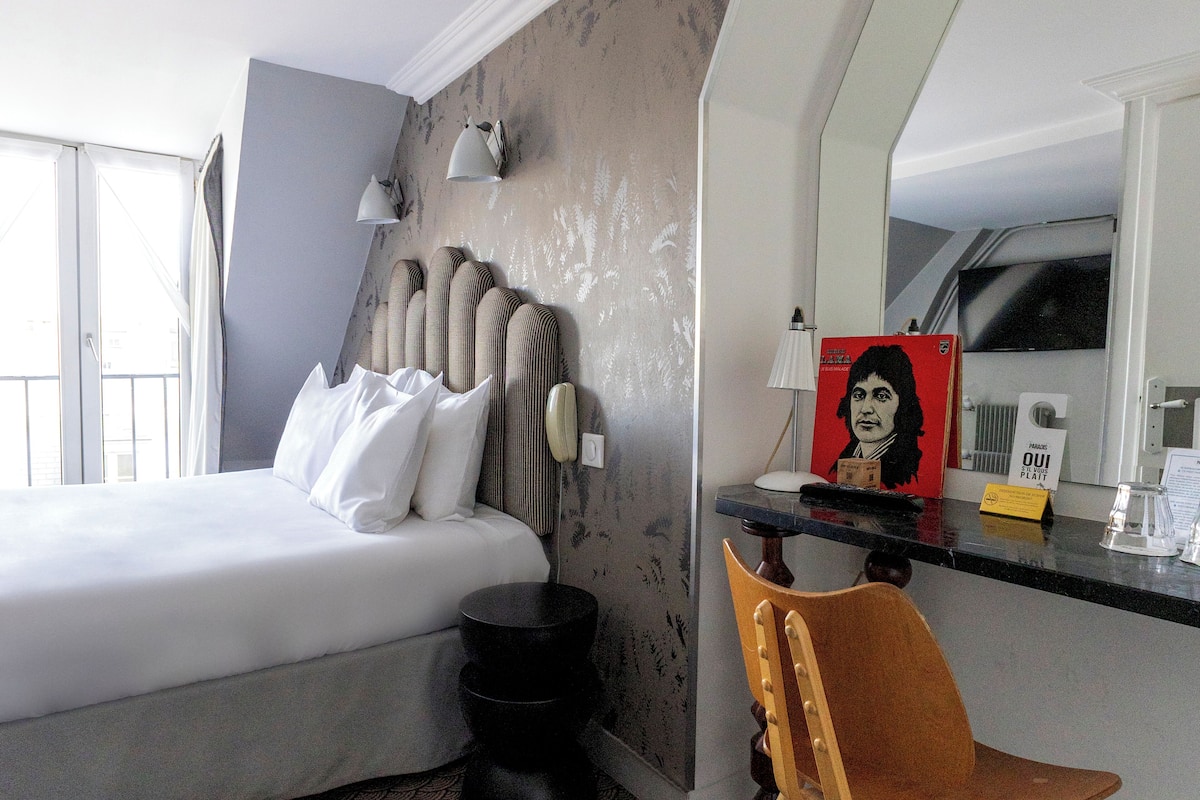 Chambre sous les toits - Vue Sacré Coeur | Pengeskab på værelset, individuelt design, individuel indretning