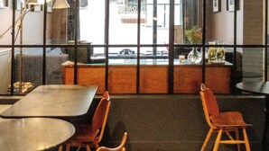 Een modern interieur met een groot raam, een bar en zitplaatsen.