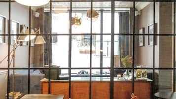 Daily continental breakfast (EUR 18 per person)