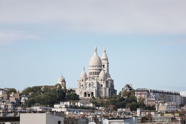 Chambre sous les toits - Vue Sacré Coeur | Pengeskab på værelset, individuelt design, individuel indretning