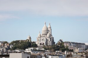 Chambre sous les toits - Vue Sacré Coeur | In-room safe, individually decorated, individually furnished, desk