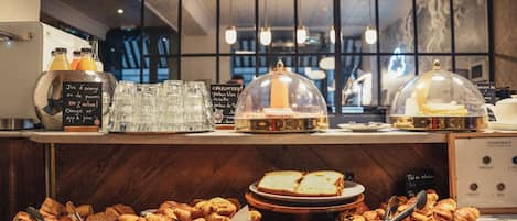 Déjeuner continental (18 EUR par personne)