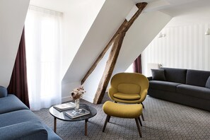 Suite Junior - Vue Sacré Coeur | Living area | Flat-screen TV