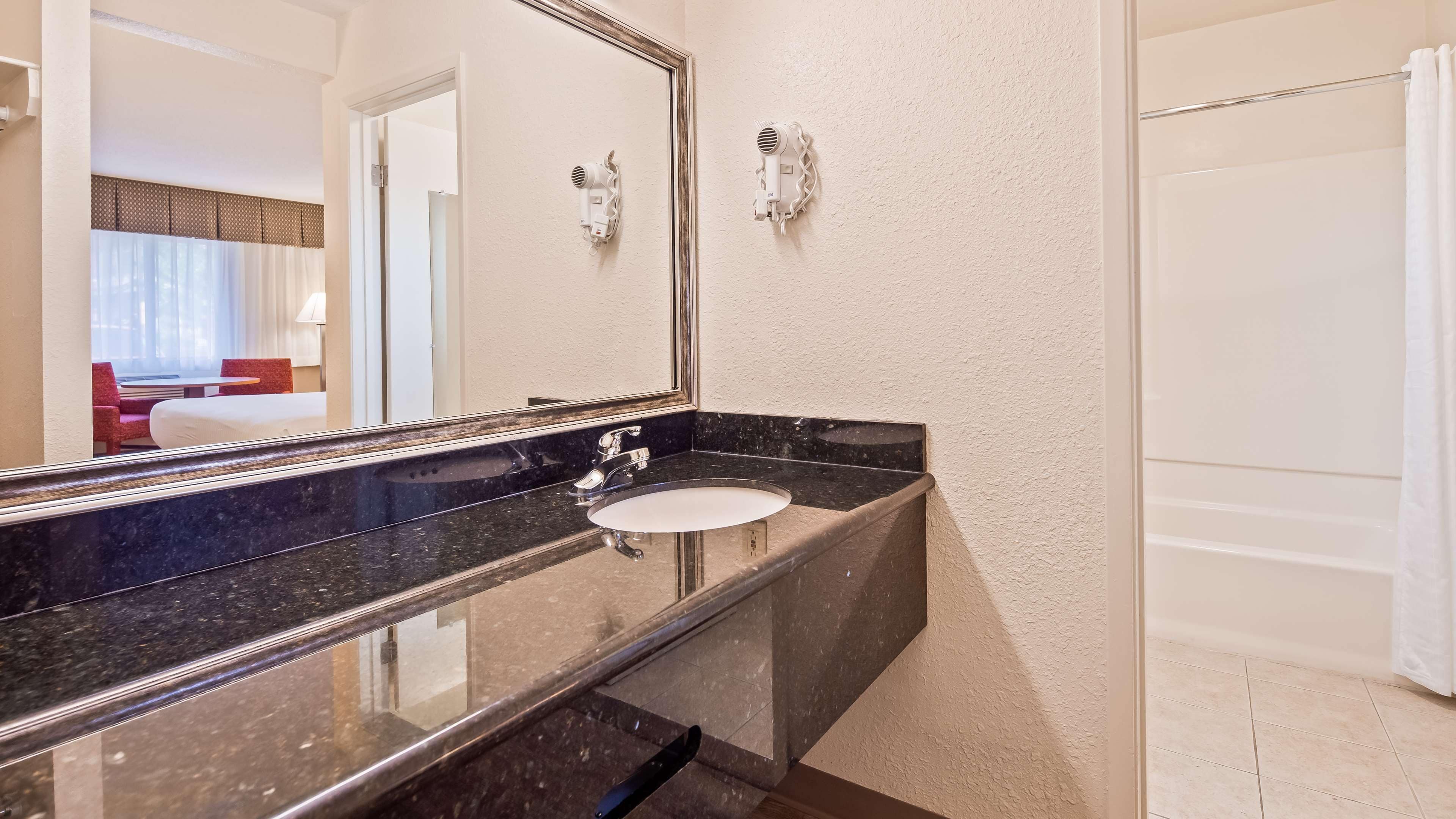 combined shower/bathtub, eco-friendly toiletries, hair dryer, towels