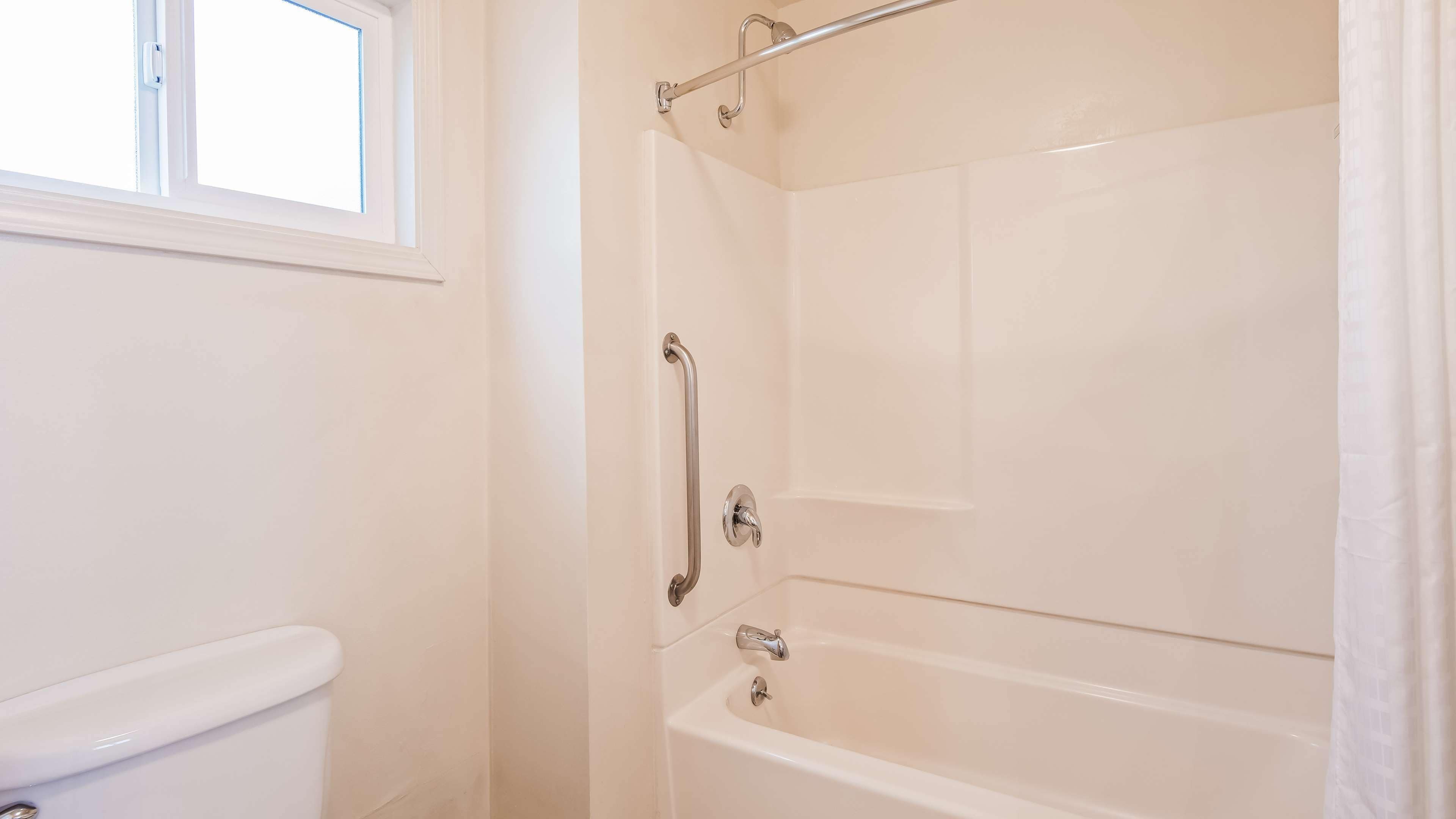 combined shower/bathtub, eco-friendly toiletries, hair dryer, towels