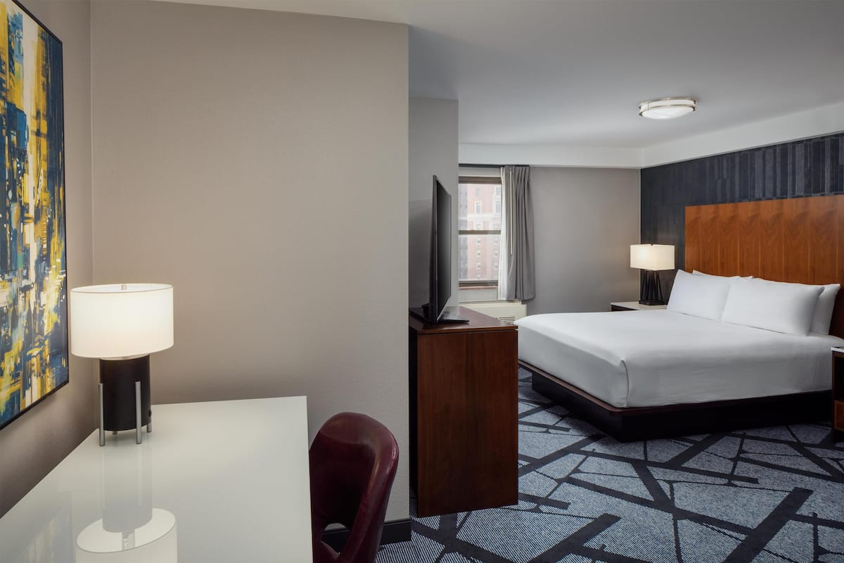 Ropa de cama de alta calidad y caja de seguridad en la habitación