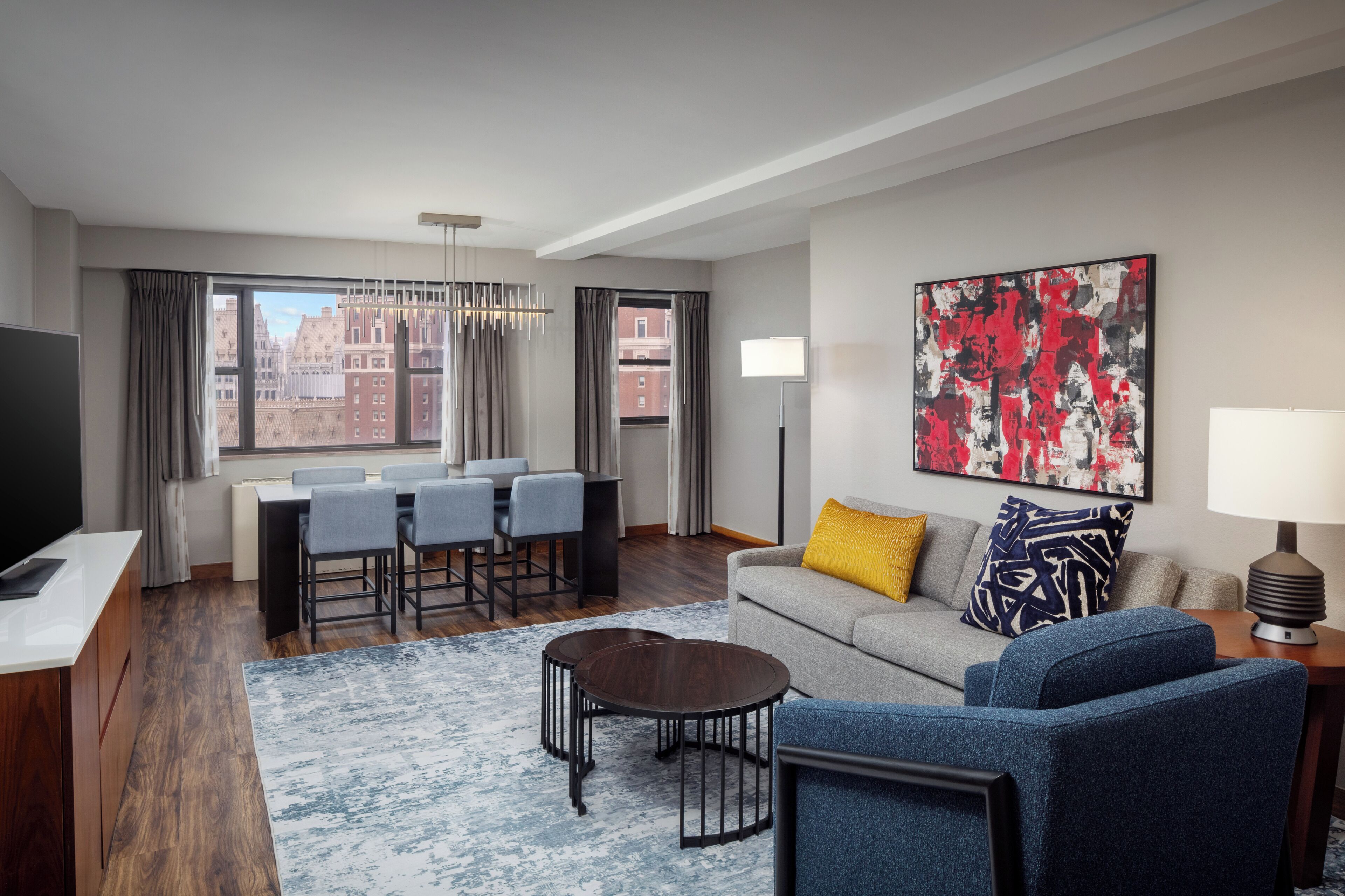 Seprai premium, brankas, meja kerja, dan ruang kerja ramah laptop